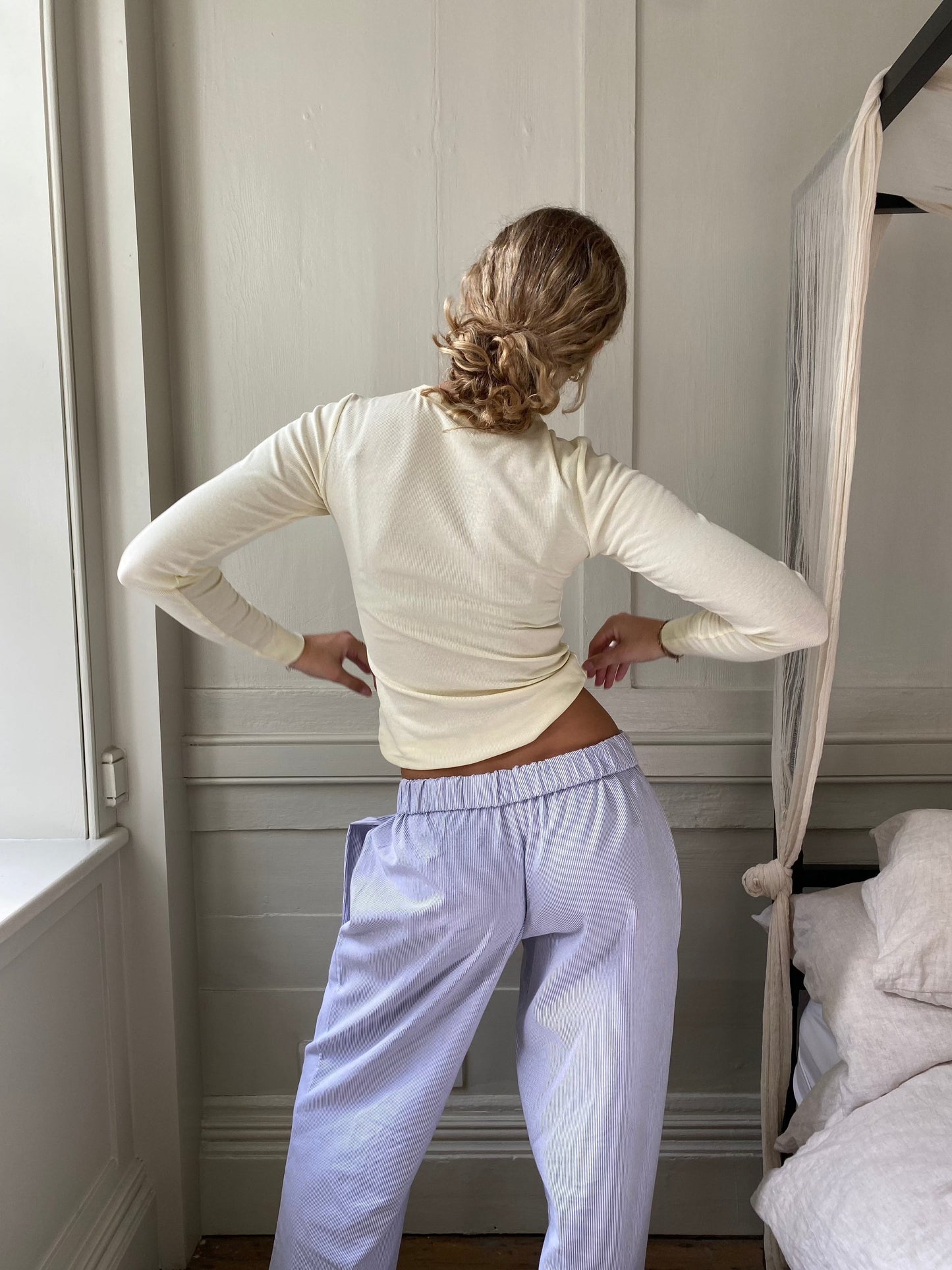 Loungebroek | Lage taille | Elastische tailleband | Laag uitgesneden broek | Damesbroek met wijde pijpen-Hallo Susanne