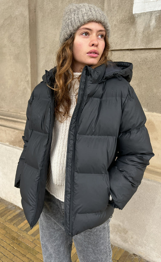 Pufferjas - Warme zwarte winterjas met capuchon voor dames-Hallo Susanne