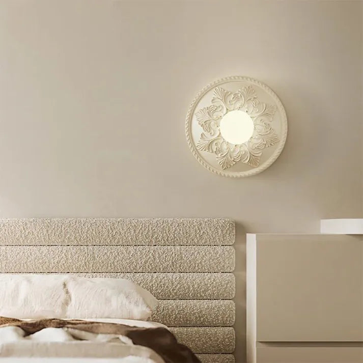 Wandlamp - Ronde gegraveerde wandlamp in warme creme voor in de woonkamer-Hallo Susanne